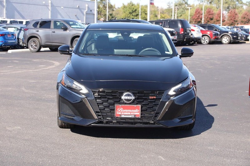 Nissan Altima Vehicle Image 04