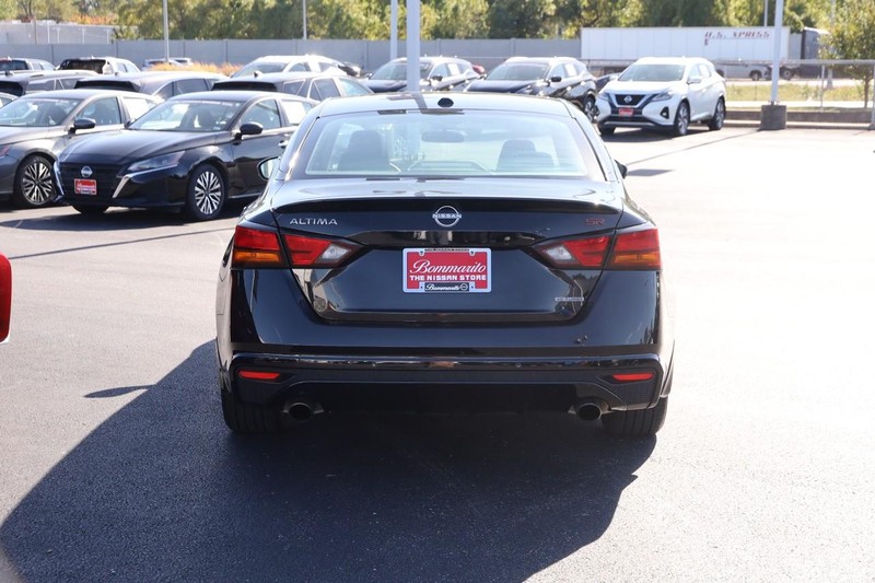Nissan Altima Vehicle Image 06