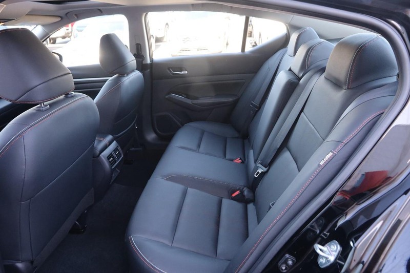 Nissan Altima Vehicle Image 10
