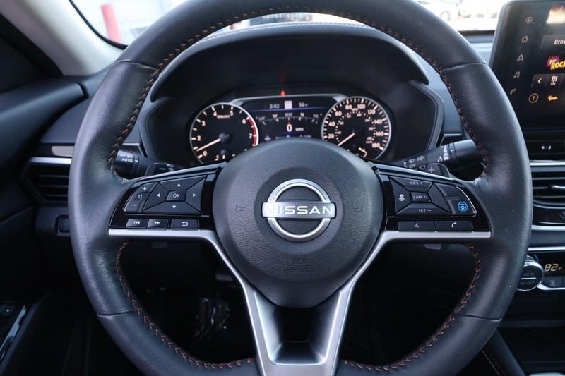 Nissan Altima Vehicle Image 11