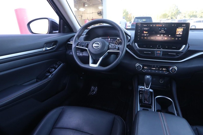 Nissan Altima Vehicle Image 21
