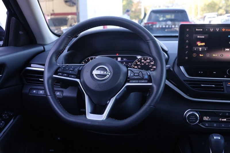 Nissan Altima Vehicle Image 22