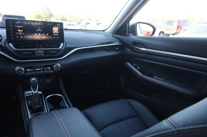 Nissan Altima Vehicle Image 24