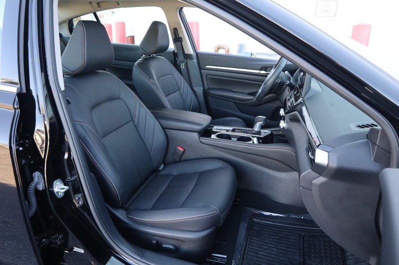 Nissan Altima Vehicle Image 25