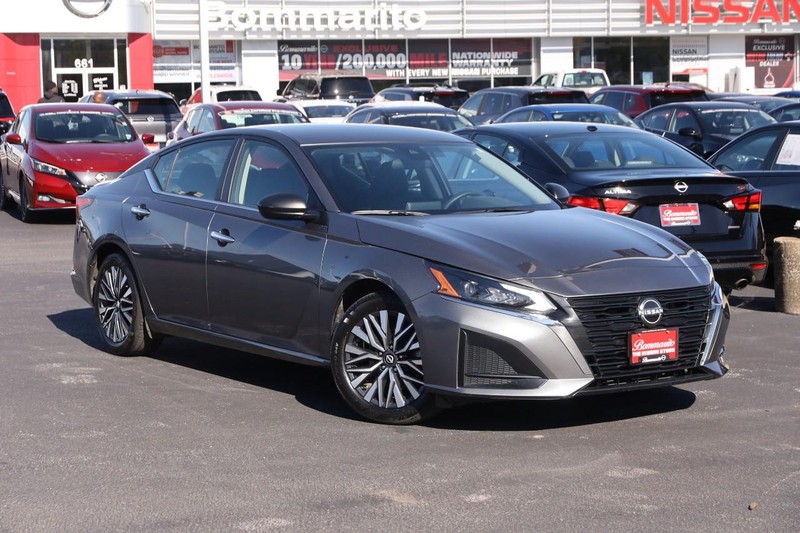 Nissan Altima Vehicle Image 02