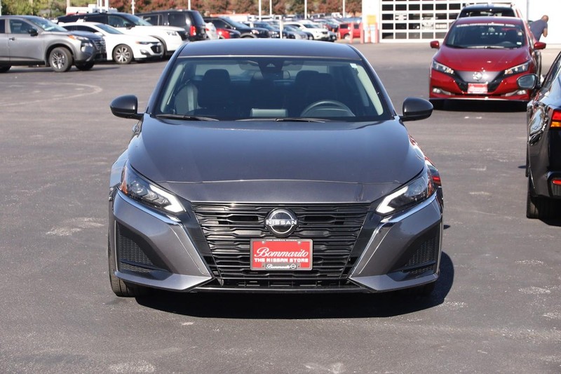 Nissan Altima Vehicle Image 04
