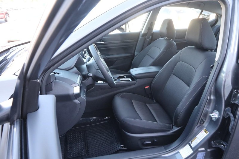 Nissan Altima Vehicle Image 08