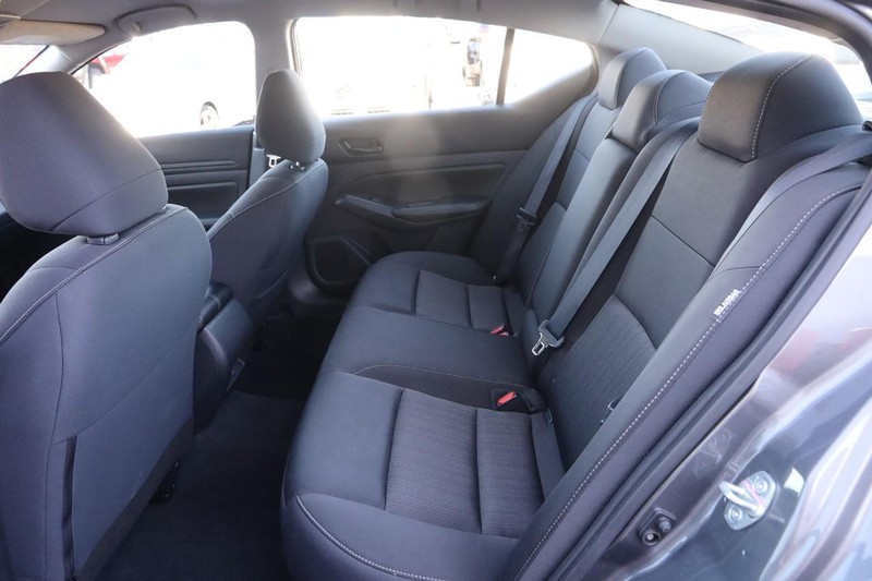 Nissan Altima Vehicle Image 09