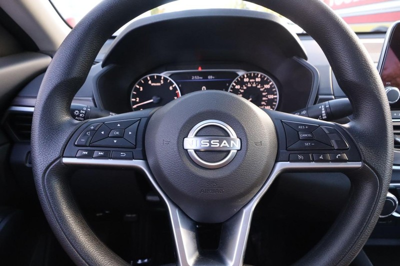 Nissan Altima Vehicle Image 10