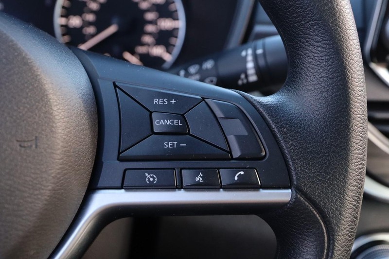 Nissan Altima Vehicle Image 12