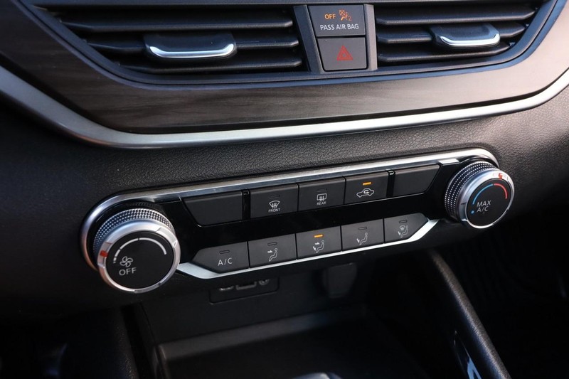 Nissan Altima Vehicle Image 16