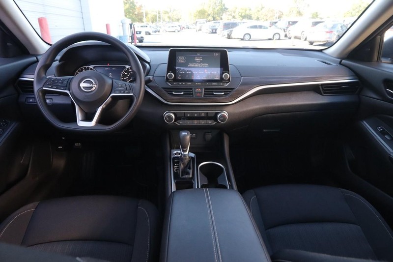 Nissan Altima Vehicle Image 19