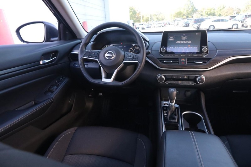 Nissan Altima Vehicle Image 20