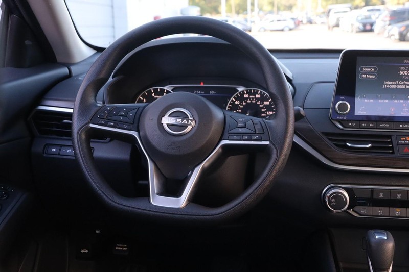 Nissan Altima Vehicle Image 21