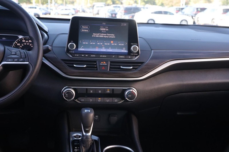 Nissan Altima Vehicle Image 22