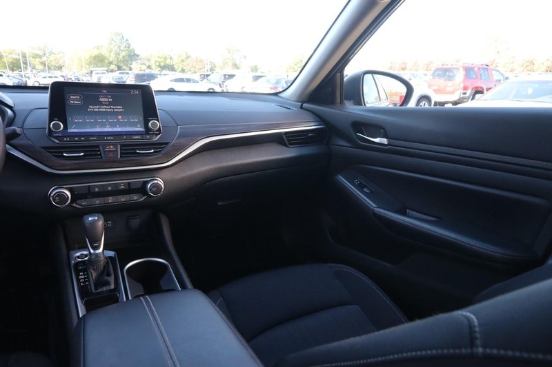 Nissan Altima Vehicle Image 23