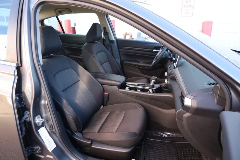 Nissan Altima Vehicle Image 24