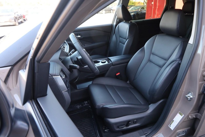 Nissan Rogue Vehicle Image 09