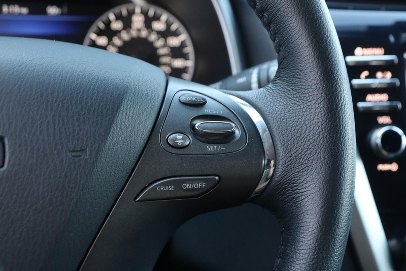 Nissan Murano Vehicle Image 12