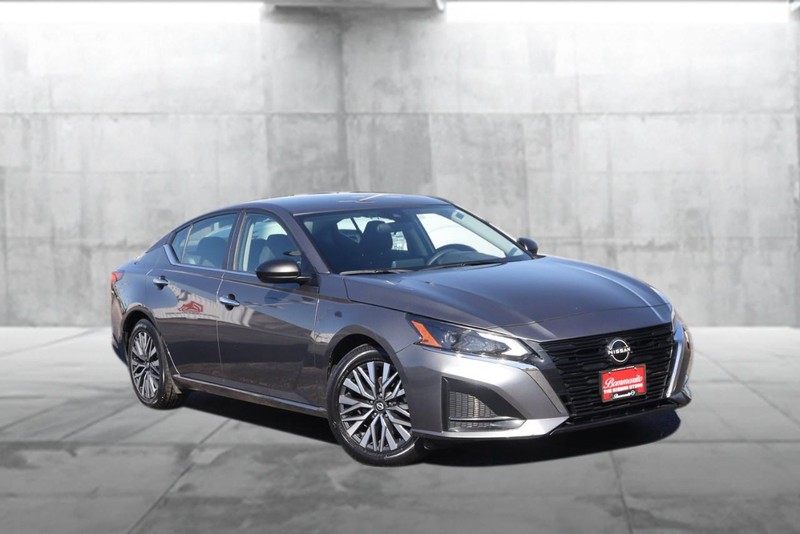 Nissan Altima Vehicle Image 02