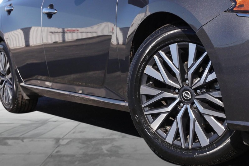 Nissan Altima Vehicle Image 03