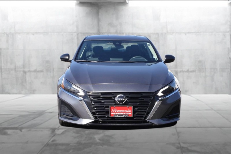 Nissan Altima Vehicle Image 04