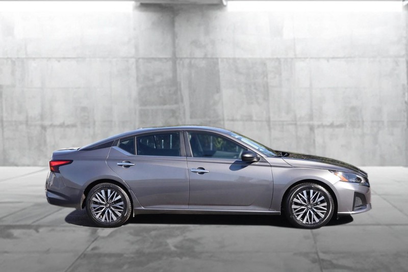 Nissan Altima Vehicle Image 05