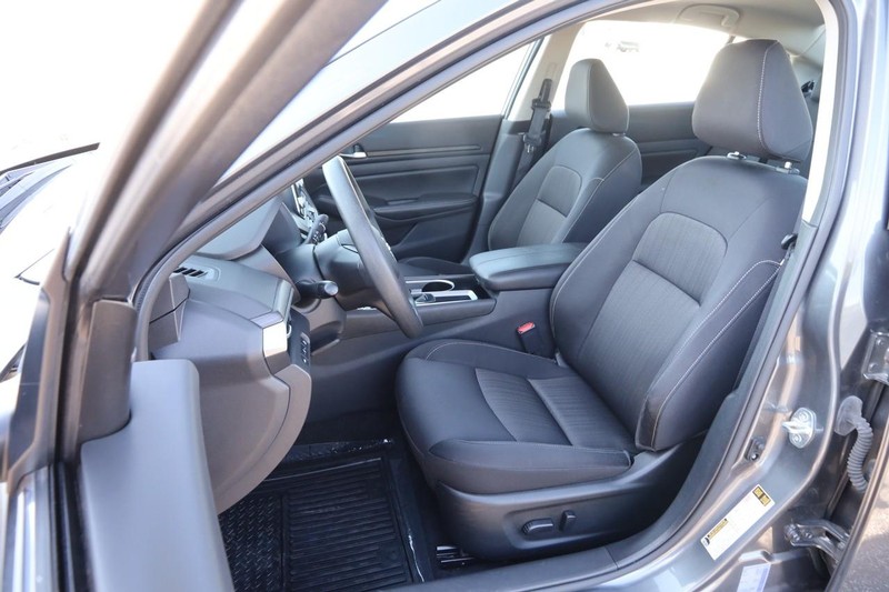 Nissan Altima Vehicle Image 08