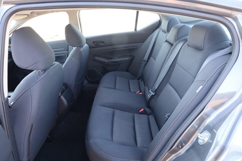 Nissan Altima Vehicle Image 09