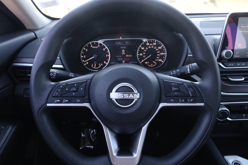 Nissan Altima Vehicle Image 10