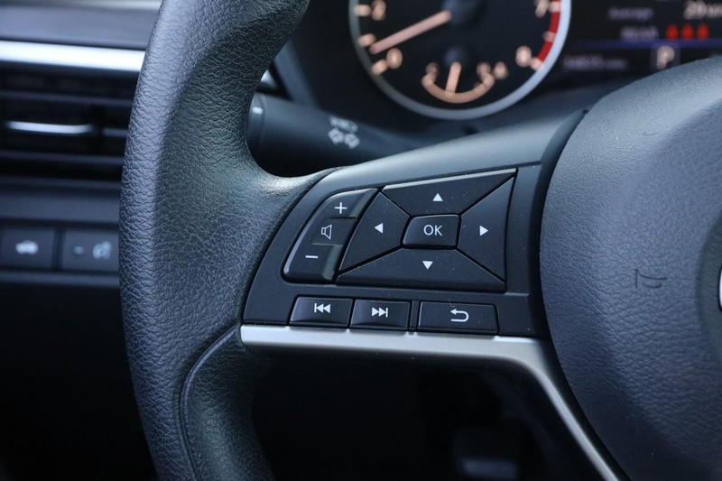 Nissan Altima Vehicle Image 11
