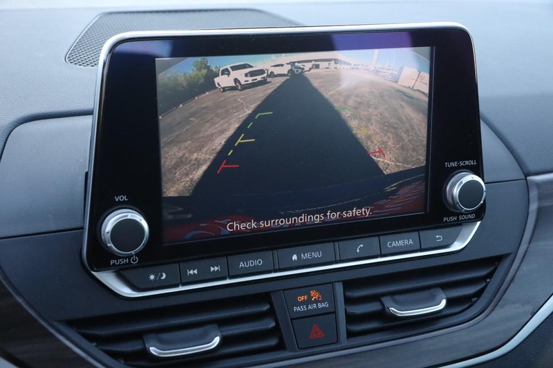 Nissan Altima Vehicle Image 16