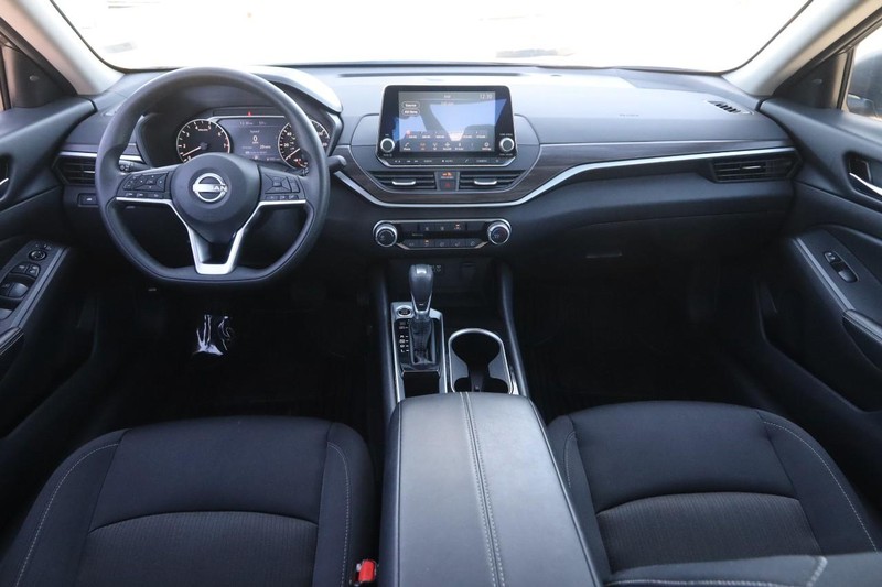 Nissan Altima Vehicle Image 19