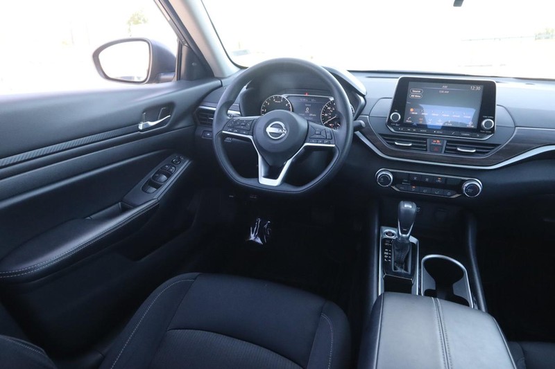 Nissan Altima Vehicle Image 20