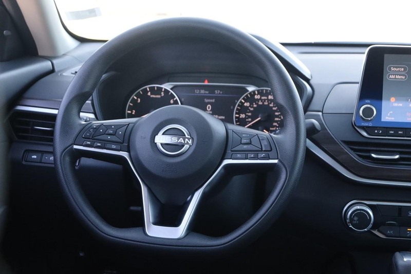 Nissan Altima Vehicle Image 21
