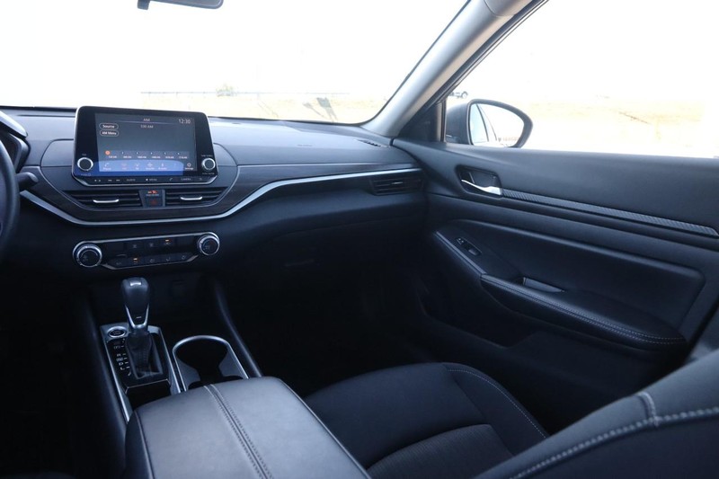 Nissan Altima Vehicle Image 23