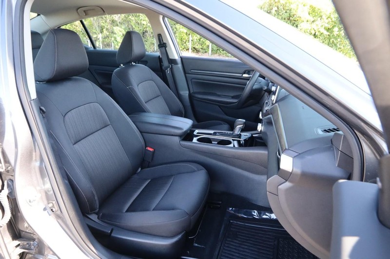 Nissan Altima Vehicle Image 24