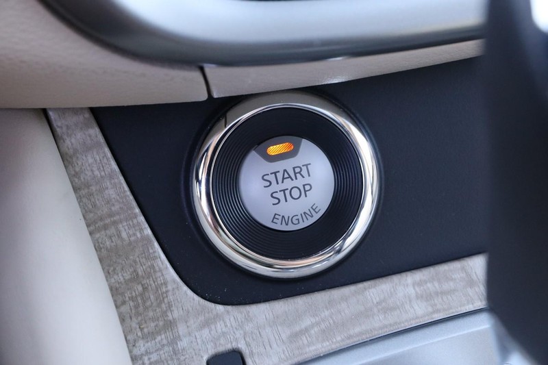 Nissan Murano Vehicle Image 16