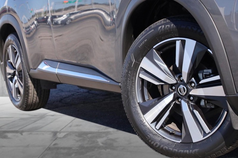 Nissan Rogue Vehicle Full-screen Gallery Image 3