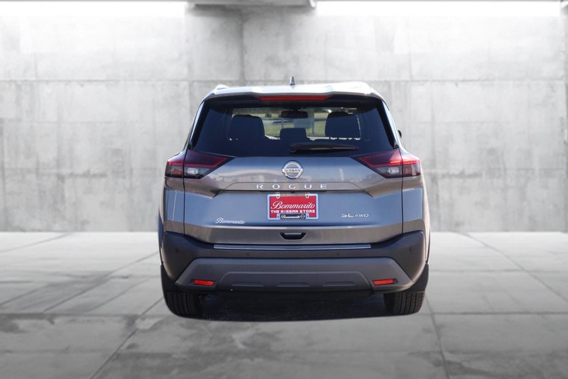 Nissan Rogue Vehicle Full-screen Gallery Image 6