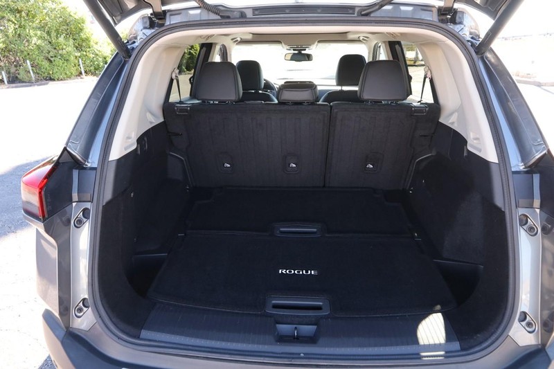 Nissan Rogue Vehicle Full-screen Gallery Image 7