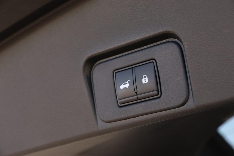 Nissan Rogue Vehicle Full-screen Gallery Image 8