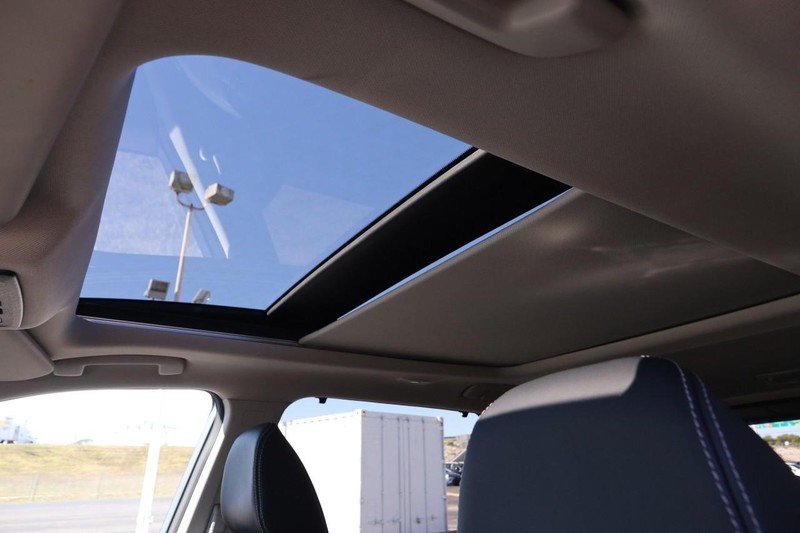 Nissan Rogue Vehicle Full-screen Gallery Image 9