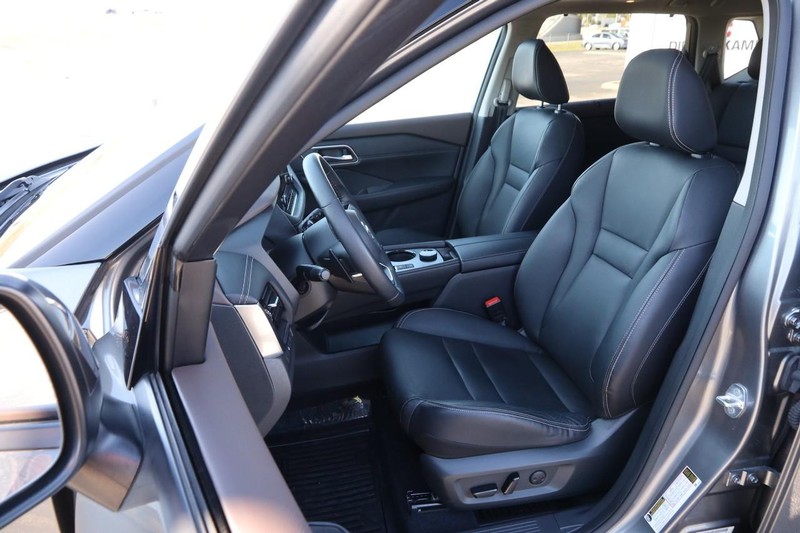 Nissan Rogue Vehicle Full-screen Gallery Image 10