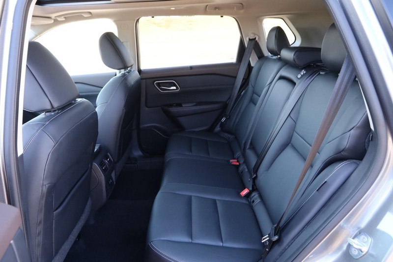 Nissan Rogue Vehicle Full-screen Gallery Image 11