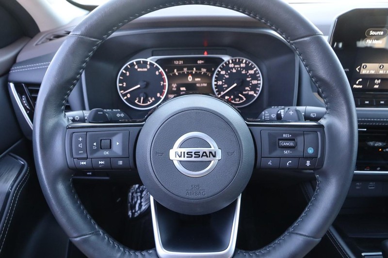 Nissan Rogue Vehicle Full-screen Gallery Image 12