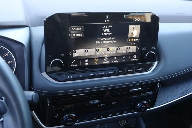 Nissan Rogue Vehicle Full-screen Gallery Image 16