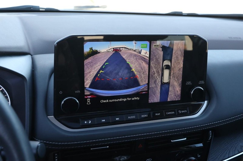 Nissan Rogue Vehicle Full-screen Gallery Image 17