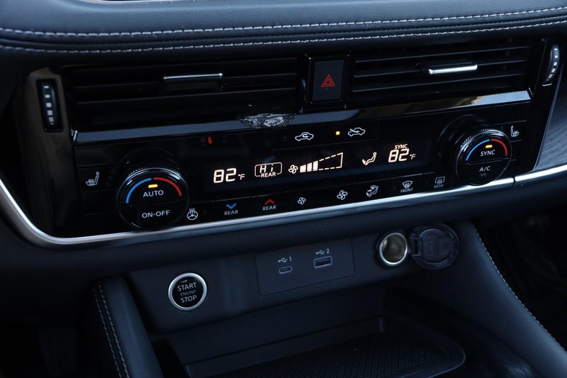 Nissan Rogue Vehicle Full-screen Gallery Image 18