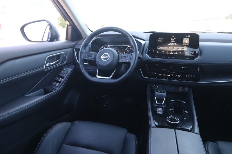 Nissan Rogue Vehicle Full-screen Gallery Image 22